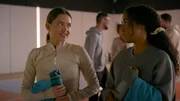 Imani (F&eacute;r&eacute;ba Kon&eacute;, r.) hadert damit, Simones Stimmung zu tr&uuml;ben. Links Nathalie (Amrei Haardt).
