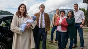 Der Bergdoktor Staffel 15 Extreme &ndash; Teil 1 Familie mit Frau, die ein Baby im Arm h&auml;lt. Zwei M&auml;nner und zwei weitere Frauen: Claudia Wenzel als Thea Hochstetter, Marcel Wohleb als Franziskas Baby, Lutz Blochberger als Dr. Herold, Monika Baumgartner als Lisbeth Gruber, Ronja Forcher als Lilli Gruber, Heiko Ruprecht als Hans Gruber