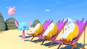 Pinkie und Takolo versuchen die Pinguine aus Funkelland zu vertreiben.