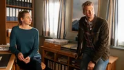Der Bergdoktor Staffel 15 Extreme – Teil 2 Frau und Mann in Holzstube: Andrea Gerhard als Linn Kemper, Heiko Ruprecht als Hans Gruber Der Bergdoktor Staffel 15 Extreme – Teil 2 Frau und Mann in Holzstube: Andrea Gerhard als Linn Kemper, Heiko Ruprecht als Hans Gruber