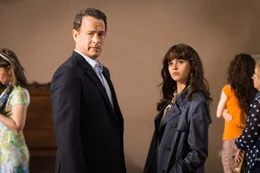 Vorne L-R: Robert Langdon (Tom Hanks), Sienna Brooks (Felicity Jones)