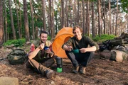 Tobi gemeinsam mit Outdoor-Experte Joe (li.) vor ihrem Camping-Zelt im Pfälzer Wald Tobi gemeinsam mit Outdoor-Experte Joe (li.) vor ihrem Camping-Zelt im Pfälzer Wald