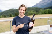 Tobi mit seinem selbstgebrauten, alkoholfreien Checker-Bier. Tobi mit seinem selbstgebrauten, alkoholfreien Checker-Bier.
