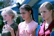 Charlotte setzt in aller &Ouml;ffentlichkeit ihre Superkr&auml;fte ein und Rikki (Cariba Heine, li.), Cleo (Phoebe Tonkin, Mitte) und Emma (Claire Holt, re.) versuchen mit aller Kraft, sie daran zu hindern.