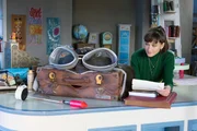 Siebenstein (Henriette Heinze) hilft dem Koffer (Thomas Rohloff) bei der Vorbereitung seiner Weltreise. Doch übertreibt der Koffer es nicht mit der Packerei? Siebenstein (Henriette Heinze) hilft dem Koffer (Thomas Rohloff) bei der Vorbereitung seiner Weltreise. Doch übertreibt der Koffer es nicht mit der Packerei?