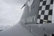 Nahaufnahme des Harrier-Flugzeugs auf dem Rollfeld.