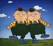 Wie immer erscheinen Tweedle Dee und Tweedle Dum gemeinsam auf der Bildfl&auml;che.