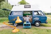 Tobi in seiner Outdoor-Checkerbude Tobi in seiner Outdoor-Checkerbude