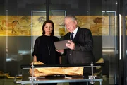 Die Wittwe wird vom Staatsanwalt befragt: Jule Ronstedt als Viola Rönsch, Rainer Hunold als Bernd Reuther Die Wittwe wird vom Staatsanwalt befragt: Jule Ronstedt als Viola Rönsch, Rainer Hunold als Bernd Reuther