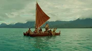 Die Seefahrer segeln auf dem Doppelrumpfkanu auf der Suche nach Land.