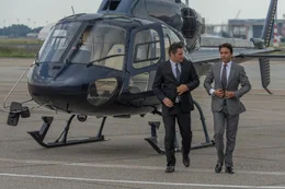 Um die Vernichtung eines Gro&szlig;teils der Menschheit zu verhindern, muss auch Harry Sims (Irrfan Khan, r.) etwas unternehmen. Dieser ist Chef einer einflussreichen Firma und kann die Katastrophe vielleicht abwenden. Doch in dem Rennen gegen die Zeit verschwimmen die Grenzen zwischen Gut und B&ouml;se und bald ist nicht mehr klar, wer auf welcher Seite k&auml;mpft...