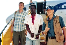 "Welcome home", Zwei Polizisten sollen einen Schwarzafrikaner nach Ghana abschieben. Doch dort angekommen, verkehren sich schlagartig die (Macht)-Verh&auml;ltnisse zwischen Schwarz und Wei&szlig;. Die tiefschwarze Kom&ouml;die schickt die wei&szlig;en Polizisten auf eine absurde Irrfahrt durch die Fremde, bei der sie st&auml;ndig ihren eigenen Vorurteilen begegnen, die sich in Umkehrung aller Vorzeichen gegen sie selbst richten.Im Bild (v.li.): Rainer Egger (Samhaber), Abdul Salis (Isaac), Georg Friedrich (Roesler).  SENDUNG: ORF eins - DI - 15.12.2020 - 00:50 UHR. - Veroeffentlichung fuer Pressezwecke honorarfrei ausschliesslich im Zusammenhang mit oben genannter Sendung oder Veranstaltung des ORF bei Urhebernennung.