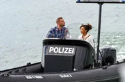 Michael Jungbluth (Florian Schmidtke, l.) hat das WaPo- Boot gekapert, weil er seiner Geliebten Zola Burchardt (Sithembile Menck, r.) helfen will. Diese steht unter dem Verdacht ihren Mann ermordet zu haben. Michael Jungbluth (Florian Schmidtke, l.) hat das WaPo- Boot gekapert, weil er seiner Geliebten Zola Burchardt (Sithembile Menck, r.) helfen will. Diese steht unter dem Verdacht ihren Mann ermordet zu haben.