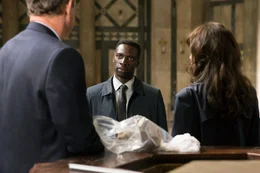 L-R: Robert Langdon (Tom Hanks), Christoph Bouchard (Omar Sy), Dr. Sienna Brooks (Felicity Jones).