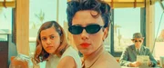 (v.li.): Grace Edwards (Dinah), Scarlett Johansson (Midge Campbell).