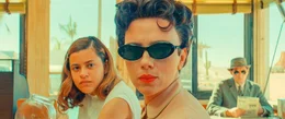 (v.li.): Grace Edwards (Dinah), Scarlett Johansson (Midge Campbell).