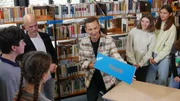 Wie dr&uuml;ckt unser K&ouml;rper zum Beispiel das Gef&uuml;hl "Freude" aus, und kann diese K&ouml;rpersprache von allen Menschen gelesen werden? In einem K&ouml;rpersprache-Experiment findet "PUR+"-Moderator Eric Mayer (3.v.r) zusammen mit dem K&ouml;rpersprache-Experten Dirk Eilert (3.v.l.) und einer Theater AG heraus, wie unser K&ouml;rper Emotionen ausdr&uuml;ckt und wie wichtig das f&uuml;r unsere Kommunikation ist.