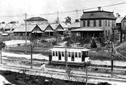 Eine Stra&szlig;enbahn f&auml;hrt durch das historische Viertel Ybor City in Tampa, Florida, und zeigt die Architektur des fr&uuml;hen 20. Jahrhunderts sowie das &ouml;ffentliche Nahverkehrssystem, das f&uuml;r diese Gegend pr&auml;gend war.