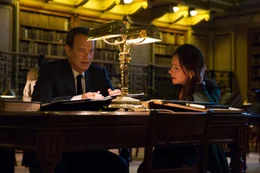Um das Ende der Menschheit zu verhindern, muss Robert Langdon (Tom Hanks) mehrere R&auml;tsel l&ouml;sen. Dabei bekommt er unter anderen Hilfe von Sinskey (Sidse Babett Knudsen). Doch in diesem Spiel mit der Zeit ist nicht immer klar, wer f&uuml;r wen k&auml;mpft und das kann auch f&uuml;r Langdon gef&auml;hrlich werden...