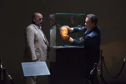 Ignazio (Gabor Urmai, l.) und Robert Langdon (Tom Hanks) begutachten die Totenmaske von Dante. Die Maske ist Teil eines R&auml;tsels, dessen L&ouml;sung die Ausl&ouml;schung eines Gro&szlig;teils der Menschheit verhindern k&ouml;nnte...