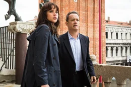 Felicity Jones (Dr. Sienna Brooks), Tom Hanks (Robert Langdon).