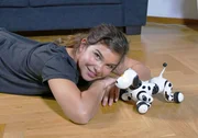 Anna schaut sich an, was ein Roboterhund alles draufhat. Anna schaut sich an, was ein Roboterhund alles draufhat.