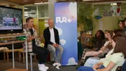 Wenn Menschen zusammenkommen, reden sie miteinander - auch wenn sie nicht sprechen. Sie kommunizieren &uuml;ber ihre K&ouml;rpersprache. Im "PUR+"-Experiment versucht Moderator Eric Mayer (l.) zusammen mit dem K&ouml;rpersprache-Experten Dirk Eilert (2.v.l) und einer Theater-AG herauszufinden, wie unser K&ouml;rper unsere Gef&uuml;hle verr&auml;t und welche Rolle unsere Sprache dabei spielt.