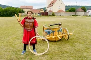 Radbruch! Mehr als 40 Stundenkilometer hat der römische Streitwagen nicht ausgehalten - zum Glück ist nichts passiert. Radbruch! Mehr als 40 Stundenkilometer hat der römische Streitwagen nicht ausgehalten - zum Glück ist nichts passiert.