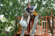 Fritz tüftelt am Bau einer Seilbahn – ganz ohne Strom und nur mit Wasserballast. Fritz tüftelt am Bau einer Seilbahn – ganz ohne Strom und nur mit Wasserballast.