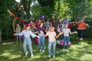 Jetzt kann die gro&szlig;e Gartenparty mit den TanzAlarm-Kids und ihren Freunden starten!