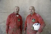 Die H&ouml;hlenforscher Mario Cristiano und Mauro Palumbo bei der Erkundung des antiken Fu&szlig;bodenheizungssystems unter dem Badehaus von Pompeji.