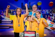 Das Rateteam aus Insbruck/Österreich hatte einen erlebnisreichen Tag bei "1, 2 oder 3" und kann stolz die Teilnahmemedaillen präsentieren. Das Rateteam aus Insbruck/Österreich hatte einen erlebnisreichen Tag bei "1, 2 oder 3" und kann stolz die Teilnahmemedaillen präsentieren.