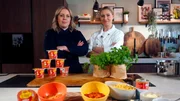 Sandra Mühlberg (l.) und Pia Osterhaus (r.) stellen sich einer Koch-Challenge. Ist frisch gekocht genauso schnell und lecker wie die Fertig-Ramen? Eigentlich unmöglich. Sandra Mühlberg (l.) und Pia Osterhaus (r.) stellen sich einer Koch-Challenge. Ist frisch gekocht genauso schnell und lecker wie die Fertig-Ramen? Eigentlich unmöglich.