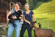 Martina Haller und Viky Würtinger auf der Alp Steessiboden BE (Grindelwald) 2022 Martina Haller und Viky Würtinger auf der Alp Steessiboden BE (Grindelwald) 2022