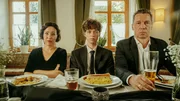Sabine (Bärbel Stolz, l.), Rainer (Bernd Gnann, r.) und Carlo (Jeremias Meyer, M.) auf dem Totenmahl für Konrad. Sabine (Bärbel Stolz, l.), Rainer (Bernd Gnann, r.) und Carlo (Jeremias Meyer, M.) auf dem Totenmahl für Konrad.