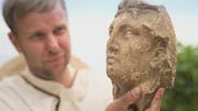 Dr. Paul Scheding untersucht einen Terrakottakopf, der in der Ausgrabungsstätte Terracina gefunden wurde. Dr. Paul Scheding untersucht einen Terrakottakopf, der in der Ausgrabungsstätte Terracina gefunden wurde.