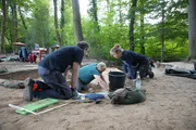 Die Arch&auml;ologen Achim Raasch, Marc Rappe und Nele Vom Hagen bei Ausgrabungen an der r&ouml;mischen Grenze von Kalkriese in Deutschland.