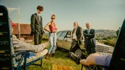 Carlo (Jeremias Meyer, l.), Gabi (Nina Gnädig, 2.v.l.), Hartmut (Paul Faßnacht, r.), Roberto (Martin Umbach, 2.v.r.) und Konrad (Gerhard Georg Jilka, M.) kommen am Bauwagen an und erklären BlaBla und Aydin ihren Plan. Carlo (Jeremias Meyer, l.), Gabi (Nina Gnädig, 2.v.l.), Hartmut (Paul Faßnacht, r.), Roberto (Martin Umbach, 2.v.r.) und Konrad (Gerhard Georg Jilka, M.) kommen am Bauwagen an und erklären BlaBla und Aydin ihren Plan.