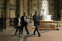 Felicity Jones (Dr. Sienna Brooks), Tom Hanks (Robert Langdon), Omar Sy (Christoph Bouchard).