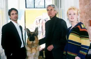 "Kommissar Rex", "Der Vollmondm&ouml;rder." Immer wenn Vollmond ist, geht in Wien die Angst um. Ein Serienm&ouml;rder bringt Frauen um, schneidet ihnen die Haare ab und legt die Leichen auf Friedh&ouml;fen ab. Wieder ist Vollmond. Kommissar Brandtner l&auml;sst mit einem Gro&szlig;aufgebot der Polizei s&auml;mtliche Friedh&ouml;fe &uuml;berwachen und geht mit Rex selbst auf Streife. Zun&auml;chst scheint die Aktion Erfolg zu haben, doch dann erlebt Brandtner eine b&ouml;se &Uuml;berraschung.Im Bild (v.li.): Gedeon Burkhard (Alexander Brandtner), Mathieu Carričre (Paul Mandl), Nora Miedler (Sandra Klein).