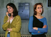 Susanne (Cheryl Shepard, li.) ist enttäuscht, ihre Schwiegermutter läßt sie nicht mit ihren Kindern reden. Katrin (Tanya Neufeldt) bekommt ihr Problem mit. Susanne (Cheryl Shepard, li.) ist enttäuscht, ihre Schwiegermutter läßt sie nicht mit ihren Kindern reden. Katrin (Tanya Neufeldt) bekommt ihr Problem mit.
