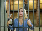 Lollo (Isabella Schmid) wird hysterisch und will aus der Station B fl&uuml;chten (Hintergrund li. Barbara Freier als Uschi, oben Ana Forell als Regine).