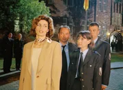Zu Jutta Adlers (Claudia Loerding) &Auml;rger befiehlt Dr. Evelyn Kaltenbach (Franziska Matthus, li.) dem Rollkommando sich zur&uuml;ckzuziehen (Egon Hofmann, Thomas Engel, re.).
