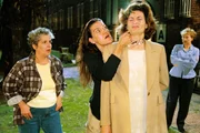Uschi (Barbara Freier, li.) und Silke (Judith v. Radetzky, re.) sehen zu, wie Walter (Katy Karrenbauer, 2.v.li.) versucht, Evelyn (Franziska Matthus) als Geisel zu nehmen.