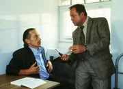 Kriminalhauptkommissar Kehler (Wolfgang Bathke, r.) verhört Werner Hinze (Thilo Prückner), dessen Zellengenosse in der Haftanstalt ermordet wurde. Kriminalhauptkommissar Kehler (Wolfgang Bathke, r.) verhört Werner Hinze (Thilo Prückner), dessen Zellengenosse in der Haftanstalt ermordet wurde.