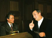 Oberstaatsanwalt Lotze (Henry van Lyck, r.) und Paginsky (Hans-Jürgen Bäumler) im Gerichtssaal. Paginskys Hund hat einen Jogger angefallen und tödlich verletzt. Oberstaatsanwalt Lotze (Henry van Lyck, r.) und Paginsky (Hans-Jürgen Bäumler) im Gerichtssaal. Paginskys Hund hat einen Jogger angefallen und tödlich verletzt.