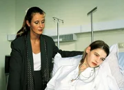 Staatsanwältin Charlotte Glaser (Britta Schmeling) unterhält sich im Krankenhaus mit Sabine Bilker (Bettina Kurth). Staatsanwältin Charlotte Glaser (Britta Schmeling) unterhält sich im Krankenhaus mit Sabine Bilker (Bettina Kurth).