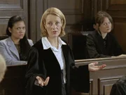 Zwischen zwei Stühlen? Staatsanwältin Glaser (Britta Schmeling) weiss nicht mehr wem sie glauben soll, als plötzlich Alicia Brandau (Geno Lechner, re.) das Alibi von Shin Lai Horn (Christie Noza) in Frage stellt. Zwischen zwei Stühlen? Staatsanwältin Glaser (Britta Schmeling) weiss nicht mehr wem sie glauben soll, als plötzlich Alicia Brandau (Geno Lechner, re.) das Alibi von Shin Lai Horn (Christie Noza) in Frage stellt.