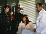 Das Baby von Frau Körner (Steffi Krautz) ist aus dem Krankenhaus entführt worden. Die beiden Kriminalkommissare Wolniak (Uwe Fellensiek, li.) und Kehler (Wolfgang Bathke, Mi.) übernehmen den Fall. (re. Raphale Wilczek als Dr. Willing) Das Baby von Frau Körner (Steffi Krautz) ist aus dem Krankenhaus entführt worden. Die beiden Kriminalkommissare Wolniak (Uwe Fellensiek, li.) und Kehler (Wolfgang Bathke, Mi.) übernehmen den Fall. (re. Raphale Wilczek als Dr. Willing)