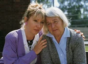 Ilse (Christiane Reiff) und Mutz (Brigitte Renner, re.)